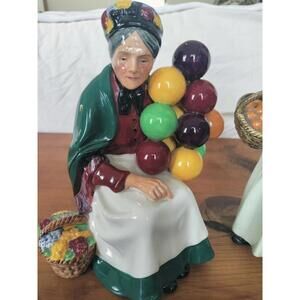 ROYAL DOULTON "THE OLD BALLOON SELLER" FIGURINE (VINTAGE) MINT